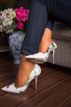 These are too cute! the light floral is adorable and not many people do the pointed toe but this shoe looks great!