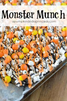 Halloween monster popcorn munch - so easy to make and great for parties or movie nights! #HalloweenTreats