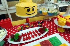 Cake and jello minifigs at a Lego Party #lego #partyfood