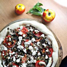 provence on a plate – roasted eggplant, tomato and tapenade pizza with goat cheese