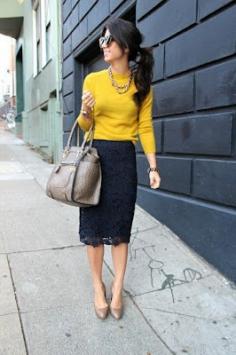 Me encanta este conjunto.  Me gusta esta blusa amarillo.  La bolsa es gris.  Esta falda azul es mejor que la falda gris. Grafas de sol grande