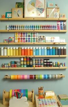 I want to do this in my craft room!! Love it!