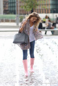 Love those pink Hunter rain boots.