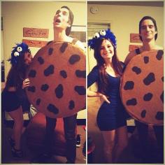 Creative Halloween Couples Costume Ideas Cookie Monster and a cookie (Could use ping pong balls for cookie monsters eyes) #DIY #Cheap #Funny