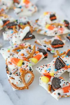 
                        
                            Easy Halloween Candy Bark Recipe - Such a perfect sweet & salty treat!
                        
                    