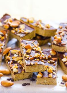 
                        
                            Homemade Almond Crunch Protein Bars -- 10 minutes, 6 ingredients and no baking required for these delicious and crunchy protein bars. Only 2 g of sugar, 5 g of carbs, vegan and gluten free.
                        
                    