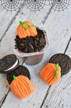 insanely simple Halloween Dirt Cup snacks for kids - literally only takes a few seconds to whip up this recipe
