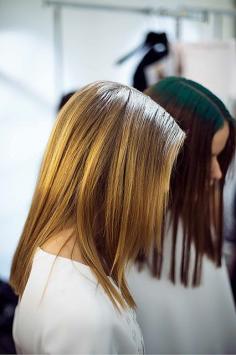 
                        
                            The cool-girl runway hair trick you can try at home
                        
                    