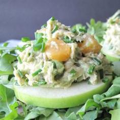 PEACHES AND TUNA SALAD WITH ARUGULA