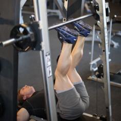 lower ab exercise : smith machine hip raise
