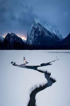 
                    
                        Winter Lake, Mount Rundle, Canada
                    
                