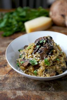 Courge spaghetti avec champignons et fromage parmesan (en anglais)