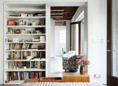 
                    
                        A heavy bookshelf on rollers can slide across to separate the bedroom from the downstairs studio. A light and lofty “box for the art” of Jennifer Bartlett
                    
                
