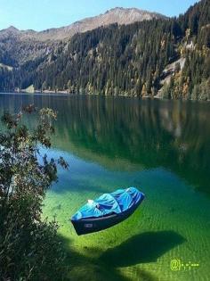 Flathead Lake, Montana. Crystal clear water seems shallow, but is actually 370 feet deep. I want go canoeing on this lake.