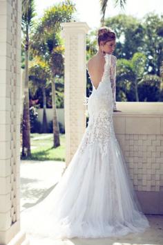 love this wedding dresss and hair
