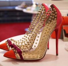 Studs. Bold colours. Bows. Plexi sides. It could only be @louboutinworld .