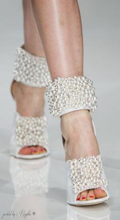 
                    
                        Regilla pearl evening shoes OMG!!! ⚜ Genny Fall 2014
                    
                