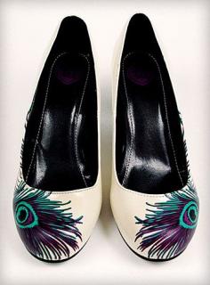 
                    
                        Walmart shoes + Peacock Feather + Mod Podge. HAVE to do this!!! ♥

wow... I am impressed.
                    
                