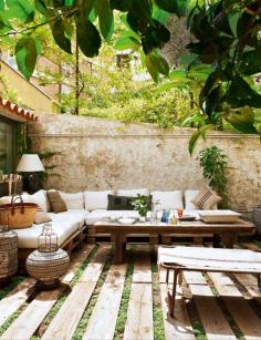 Neat alternative to patio / deck. Interior Courtyard Garden Ideas-06-1 Kindesign