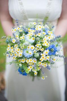
                    
                        The free-flowing feel of this bouquet of daisies is perfect for a rustic bride. Bridal Bouquets, Wedding Flowers, Floral Design
                    
                