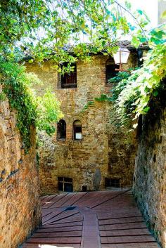 bluepueblo:  Stairway, San Gimignano, Italy photo via ninoska