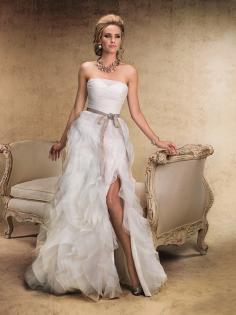 A-Line/Princess Sleeveless Strapless Organza Sash/Ribbon/Belt Court Train Wedding Dresses