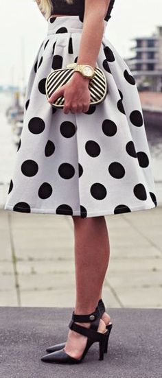 Street style | Polka dot midi skirt and edgy heels