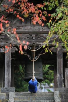 
                    
                        Ringing the temple bell, Japan.  Photography by fotoful om photohito
                    
                