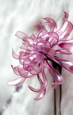 Japanese Kanzashi. Exquisite floral hair ornaments handcrafted by artist Sakae.