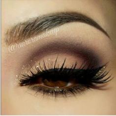 
                    
                        Smokey eye makeup with gold glitter #eyes #eye #makeup #smokey #glitter #dramatic
                    
                