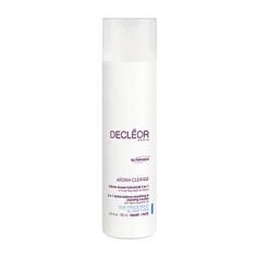 Look after your skin with Decléor's 3-in-1 foam cleanser. The deep cleansing formula turns into a mousse when in contact with water working to soften the skin and leave it silky smooth. Grape Juice, Papaya Extract and Japanese White Mulberry gently exfoliate the surface of the skin, leaving it polished and removing dead skin cells. Neroli Essential Oil and Hyaluronic Acid provide immediate moisture and plump the skin for an overall healthy-looking complexion. Includes a white cosmetics bag with two high quality weave cloths ideal for use when exfoliating.
