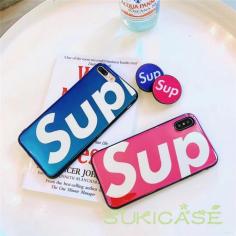 supreme ポップソケッツ アイホンxs/xs max ケース ペアルック 
http://www.sukicase.com/supreme-popsochets-iphonex-plus-case_p0057.html

オシャレボーイズ／ガールズ愛用シュプリームSupremeポップソケッツ付きiPhonexs max/xs/8ジャケット型ソフトケース。 
ケース本体はシリコンより硬い、TPUより柔らかい柔軟で丈夫なPC素材を採用、柔らかくて手に馴染む、使用心地良い商品です。 
シリコンケース／ストラップホールが付いています！！ 
可愛いデザインと明るいピンク、ブルー色の組み合わせ、ペアルックでも大人気です。 