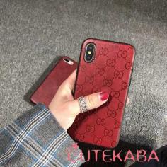 グッチiPhoneケースパロディ iPhoneXS/XS MAX オシャレ 大人可愛い
イタリア発ハイブランドGUCCI、ミニマムで洗練されたアイテムの数々は常にファッション界の注目の的！グッチ シグネチャー レザーを使用した使いやすいiPhoneケースアイテム。しっかりとした質感のレザーにヒートエンボス加工で刻印されたGGパターンが印象的です。 
オシャレなエンジ色レザー、シンプルなデザインに何の余計なアクセサリーも付けない、スタイリッシュで高級感があります。 