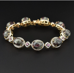 Lovely vintage sterling silver gold vermeil bracelet with amethyst, agate cabochons, and mine cut diamonds. Each colorful agate cab is set in a raided mounting with a beaded base alternating with diamond shape links having amethyst gemstones. There are mine cut diamonds located at the base of some of the agates. A unique and gorgeous vintage bracelet!