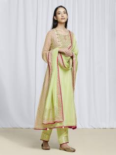 https://amishakotharilabel.com/product/alaya-kurta-set-pista-green-crimson/