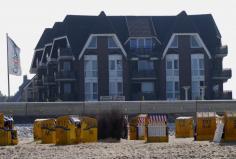 Residenz Meeresbrandung, ein wunderschöner Ort zum Entspannen. Hier finden Sie alles was Sie brauchen, um sich zu erholen. In den Ferienwohnungen können Sie sich entspannen und die Aussicht aufs Meer genießen. Im Schwimmbad und in der Sauna können Sie sich erfrischen und die Balkone bieten einen herrlichen Ausblick auf die Nordsee und das Wattenmeer. Cuxhaven ist zu jeder Jahreszeit eine Reise wert. WLAN ist in unseren Ferienwohnungen inklusive und Sie können Ihr Auto auf dem kostenlosen Parkplatz abstellen. Die Ferienwohnungen sind in der Residenz Meeresbrandung auf 2 Häuser verteilt. Im Haus 1 befindet sich auch das Schwimmbad mit Sauna.