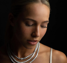 Behold the De Giorgi Freshwater Pearl Necklace, an exquisite example of high-quality diamond simulant jewelry that effortlessly encapsulates the very essence of elegance and grace. This unique necklace is a true masterpiece, showcasing a stunning freshwater pearl delicately suspended from a meticulously crafted silver swirl design.