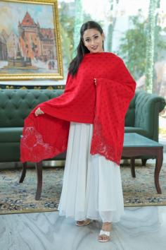 Belviera Women Knitted Stole Embellished With Bead Work And Jacquard Palla, Red

Size-77×204 cm
• Generic name – Stole
• Net Quantity – 1 N
• Customer care is reachable at care@belviera.com
• Manufactured and packed by Arjun textile creation, Bazaar Sirki Bandan , Amritsar, PIN 143001, Punjab, India
• Country of Origin – India
• Dry clean recommended

Know more: https://belviera.com/product/belviera-women-knitted-stole-embellished-with-bead-work-and-jacquard-palla-red-onion-pink/