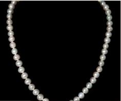 The De Giorgi Freshwater Pearl Necklace is a stunning example of high-quality diamond simulant jewelry. This unique piece features a stunning freshwater pearl dangling from a thin, delicate necklace with a silver swirl design.