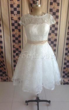 Robe de mariée classique avec manche courte en dentelle avec ruban au niveau de cou