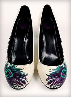 Need to see if the roomie will do this for me...on some toms or bobs.    cheap flats + Peacock Feather + Mod Podge.    NEED to DO THIS!!! i ♥ peacock feathers
