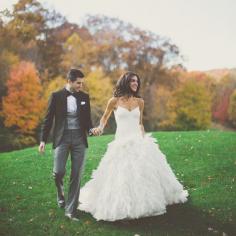 I'm absolutely obsessed with this dramatic Monique Lhuillier gown. Guess I'm a ballgown girl after all! Photo: The Schultzes/The Knot