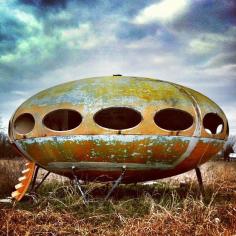This abandoned Futuro House is very cool. Located northeast of Dallas, Texas, near the towns of Royse City and Quinlan, off Highway 276. by MOLLYBLOCK, via Flickr