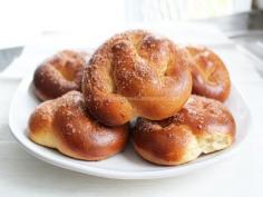 Angie Lives to Eat (and Cook)!: Sweet Soft Pretzels with Cinnamon Sugar