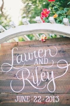 Love the script in this rustic wedding sign! /// Photo by onelove photography via Project Wedding