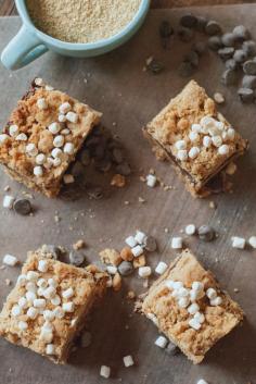 Peanut butter bars inspired but S’mores, with graham crackers, chocolate and mini marshmallows!  www.lemonsforlulu...