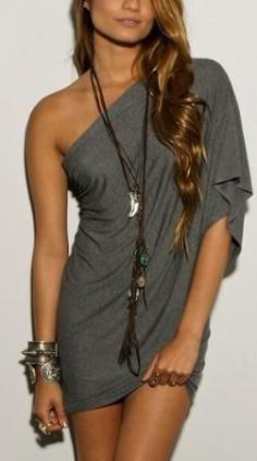 I adore her oversized necklaces with the simple yet sexy jersey one sleeve dress! SO HOT for a beach date!!