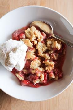 Paleo Strawberry Crumble (gluten-free, grain-free, naturally sweetened and healthy)