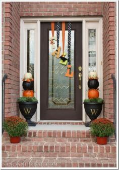 pics of fall decorating for porches | Click for instructions how to make this DIY fall letter “wreath ...