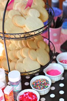 Minnie Mouse Party - Decorate your own cookie station.... Ally this would be cute for Brielle's party :)